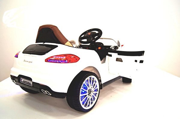 Электромобиль детский RiverToys Porsche Panamera A444AA (кожа) с дистанционным управлением (белый)